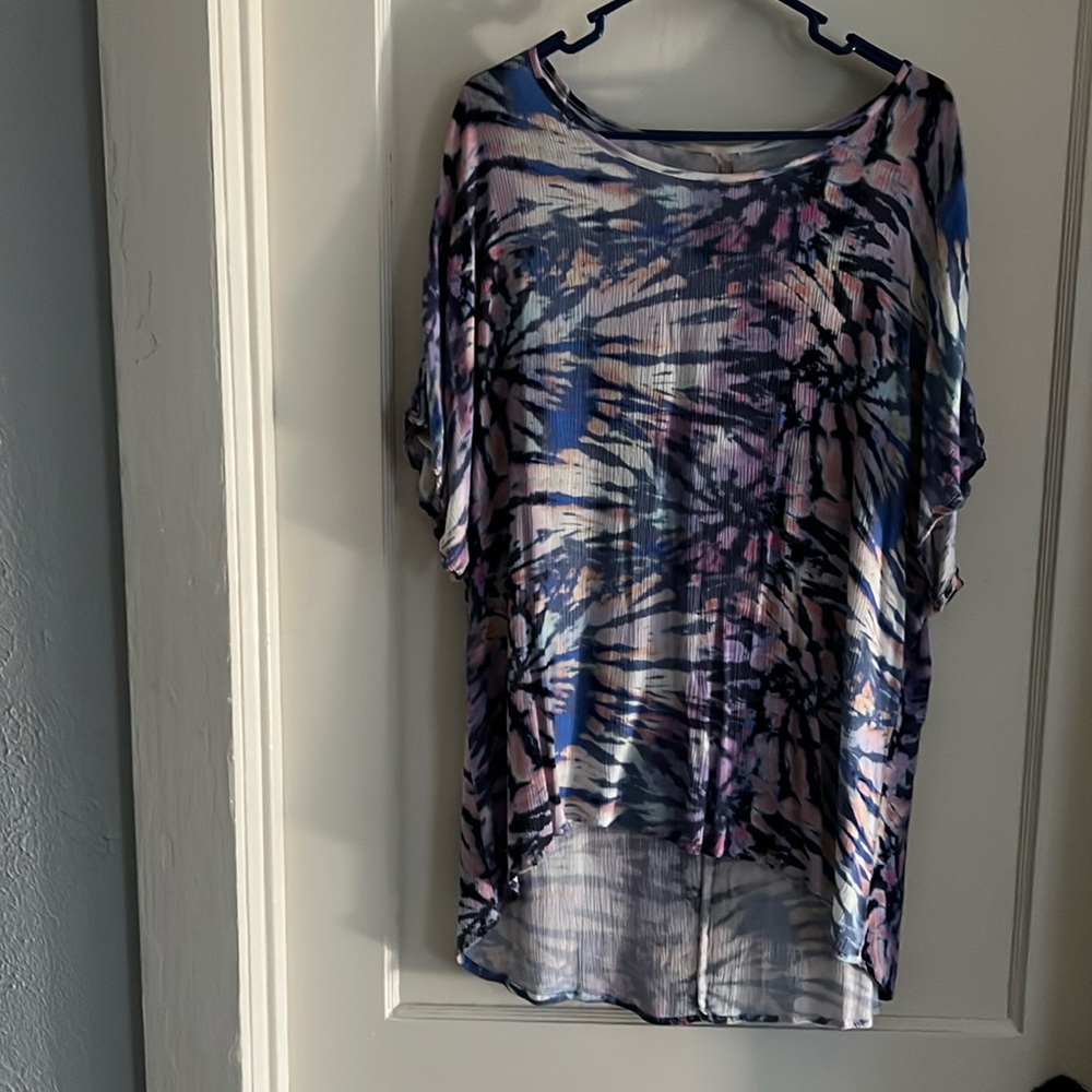 NWOT Women’s multicolor hi/lo short sleeve blouse